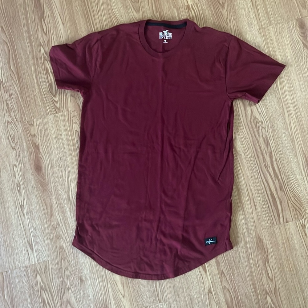 Men’s Hollister XS curved hem burgundy tee.
